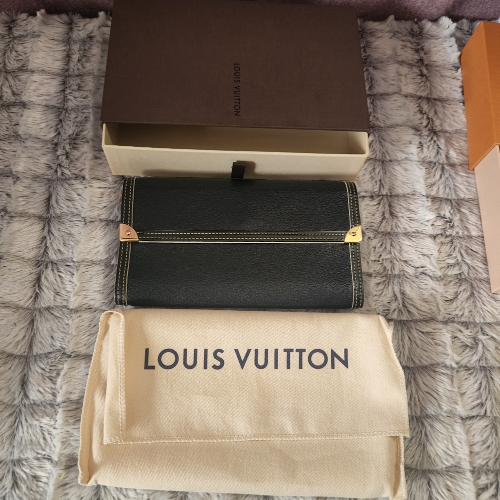 LOUIS VUITTON Suhali Leather Porte Tresor International Goatskin Leather Wallet